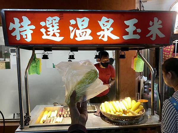 烏來一日遊之逛逛夜晚的烏來老街，吃吃烏來美食，看看烏來夜景