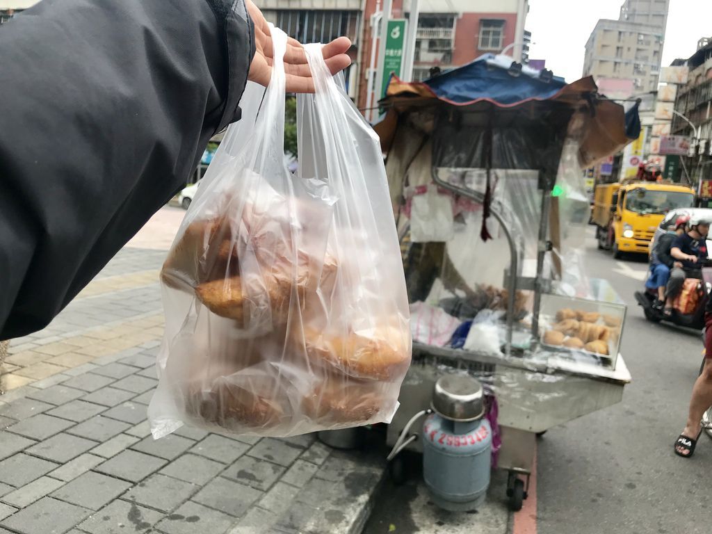 新莊美食-中港大排的新莊素食小吃酸菜包、雙胞胎、甜甜圈