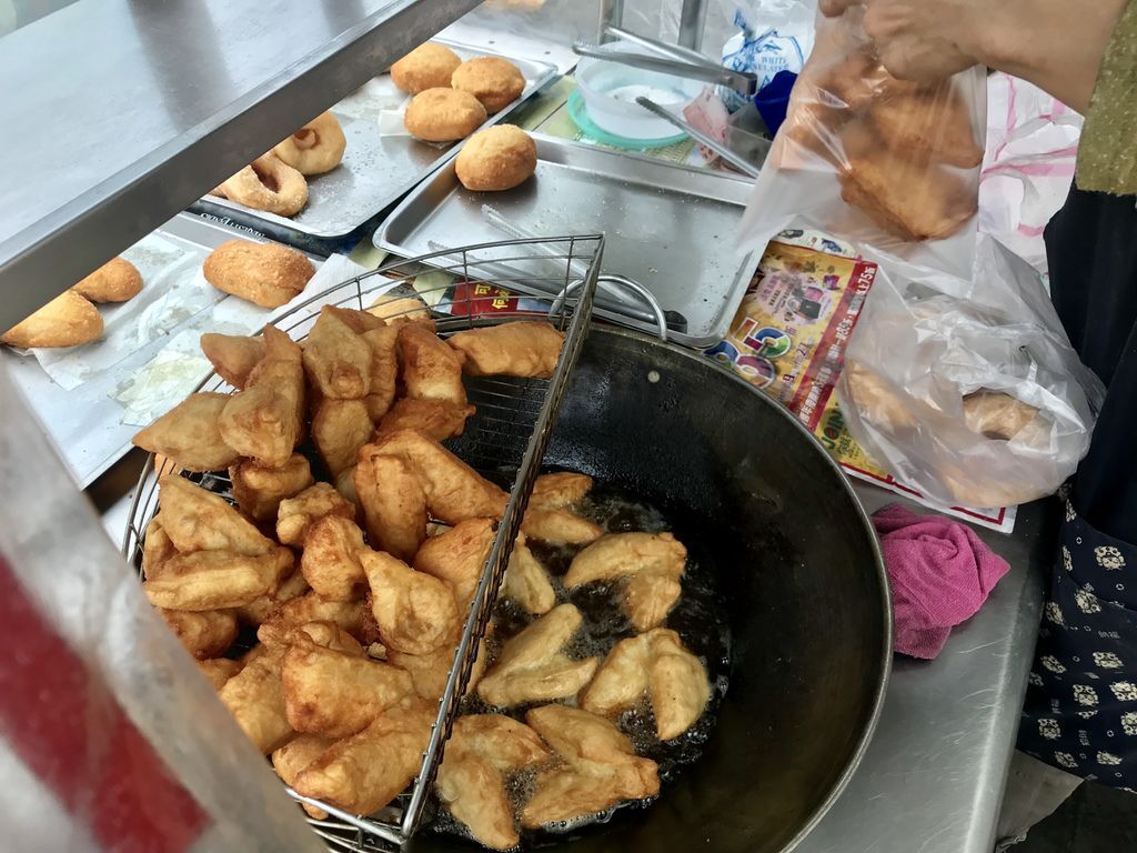 新莊美食-中港大排的新莊素食小吃酸菜包、雙胞胎、甜甜圈