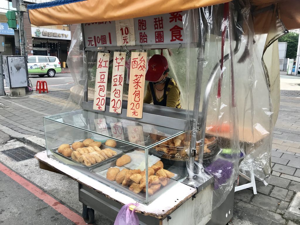 新莊美食-中港大排的新莊素食小吃酸菜包、雙胞胎、甜甜圈