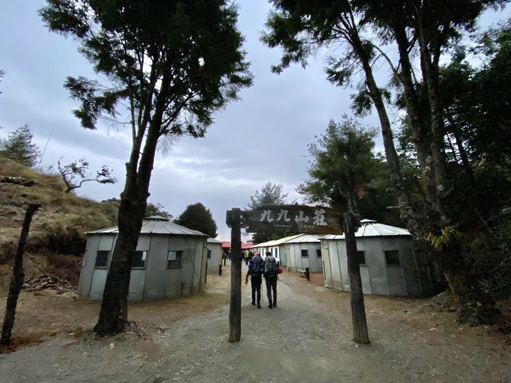 台灣百岳住宿-九九山莊-登大霸尖山一定會停靠的休息充電站