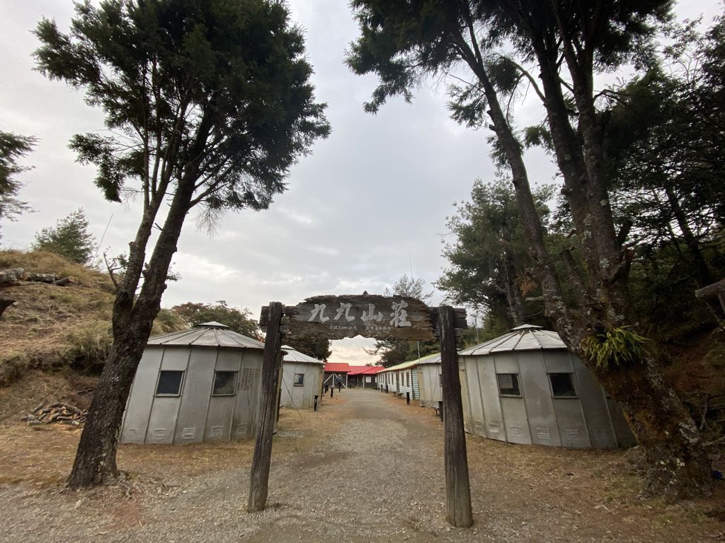 台灣百岳住宿-九九山莊-登大霸尖山一定會停靠的休息充電站