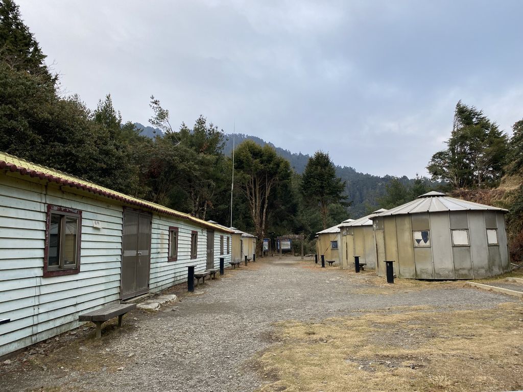 台灣百岳住宿-九九山莊-登大霸尖山一定會停靠的休息充電站