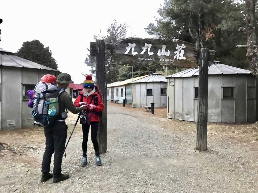 台灣百岳住宿-九九山莊-登大霸尖山一定會停靠的休息充電站