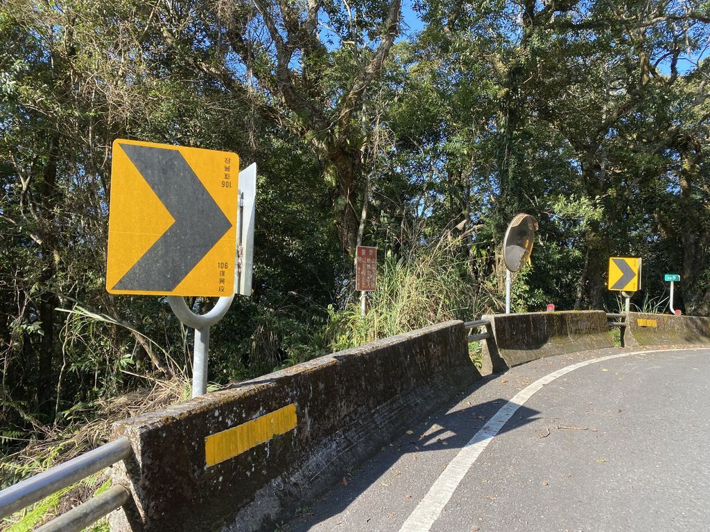 桃園景點-野溪溫泉的秘境,在夢幻七彩岩壁的四稜溫泉享受森林浴