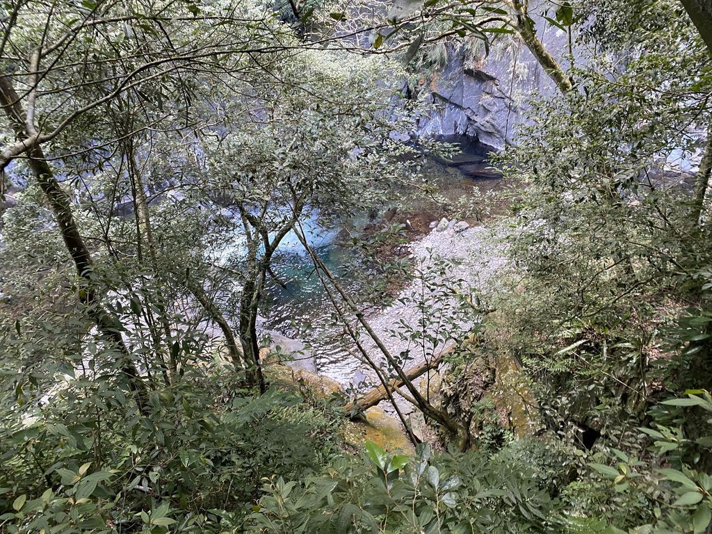 桃園景點-野溪溫泉的秘境,在夢幻七彩岩壁的四稜溫泉享受森林浴