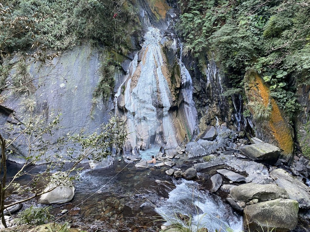 桃園景點-野溪溫泉的秘境，在夢幻七彩岩壁的四稜溫泉享受森林浴