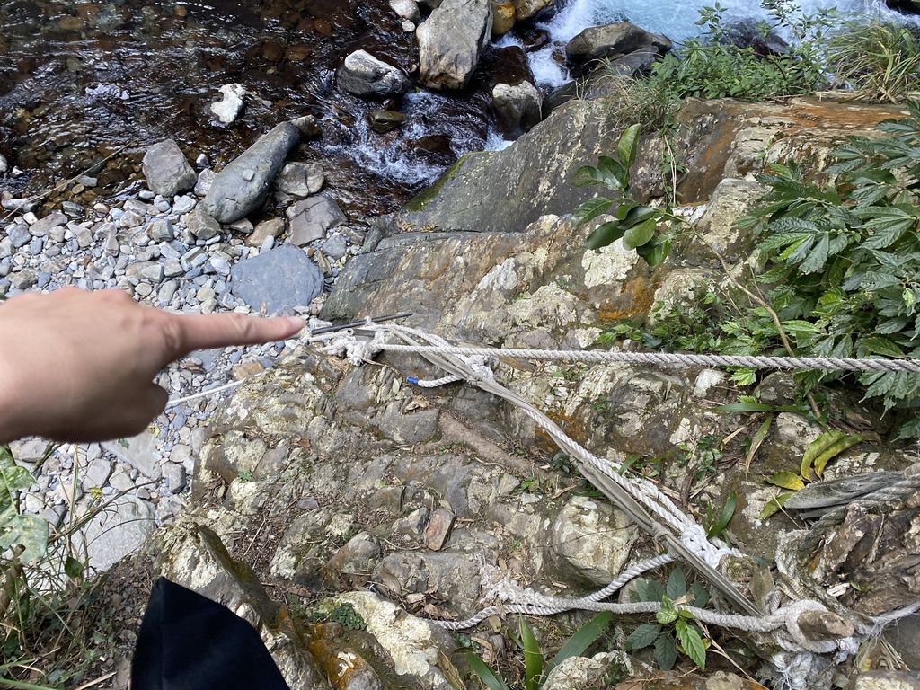 桃園景點-野溪溫泉的秘境,在夢幻七彩岩壁的四稜溫泉享受森林浴