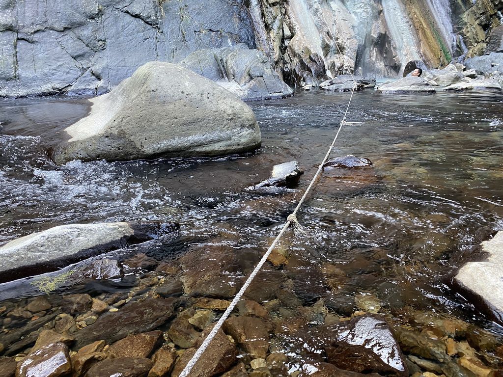 桃園景點-野溪溫泉的秘境,在夢幻七彩岩壁的四稜溫泉享受森林浴