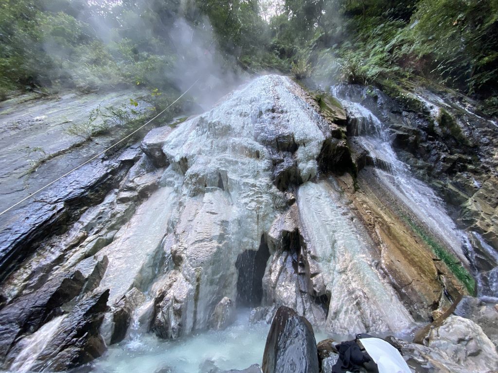 桃園景點-野溪溫泉的秘境,在夢幻七彩岩壁的四稜溫泉享受森林浴
