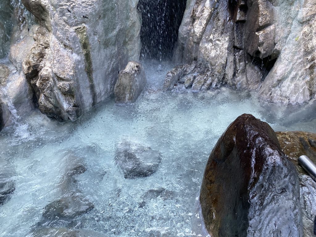 桃園景點-野溪溫泉的秘境,在夢幻七彩岩壁的四稜溫泉享受森林浴