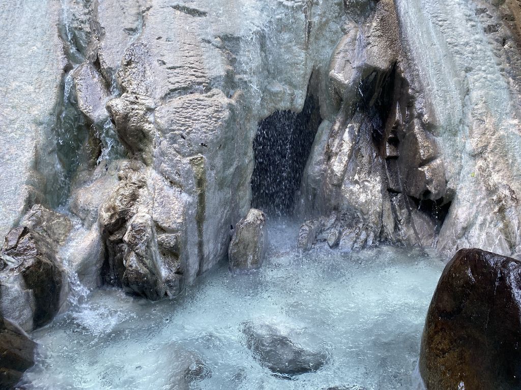 桃園景點-野溪溫泉的秘境,在夢幻七彩岩壁的四稜溫泉享受森林浴