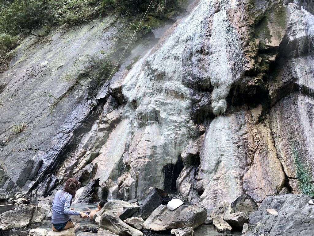 桃園景點-野溪溫泉的秘境,在夢幻七彩岩壁的四稜溫泉享受森林浴