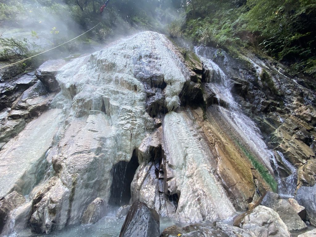 桃園景點-野溪溫泉的秘境,在夢幻七彩岩壁的四稜溫泉享受森林浴