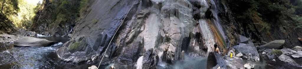 桃園景點-野溪溫泉的秘境,在夢幻七彩岩壁的四稜溫泉享受森林浴