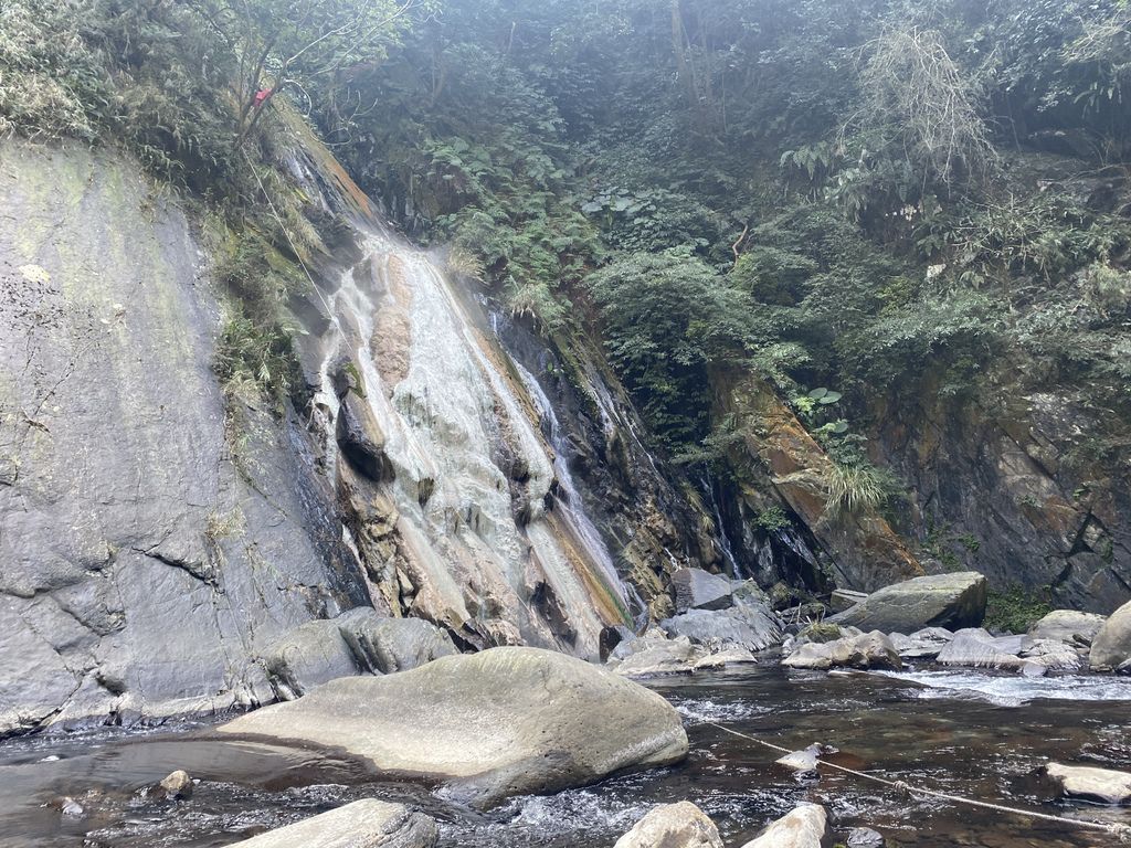 桃園景點-野溪溫泉的秘境,在夢幻七彩岩壁的四稜溫泉享受森林浴