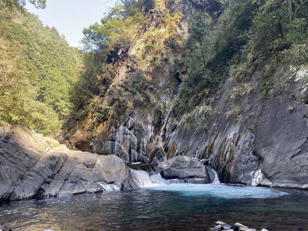 桃園景點-野溪溫泉的秘境,在夢幻七彩岩壁的四稜溫泉享受森林浴