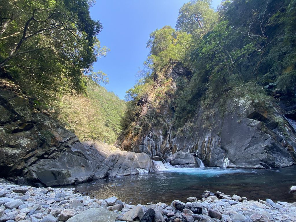 桃園景點-野溪溫泉的秘境,在夢幻七彩岩壁的四稜溫泉享受森林浴