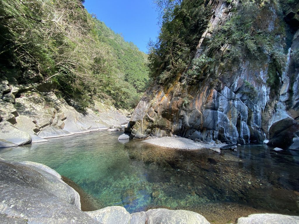桃園景點-野溪溫泉的秘境,在夢幻七彩岩壁的四稜溫泉享受森林浴