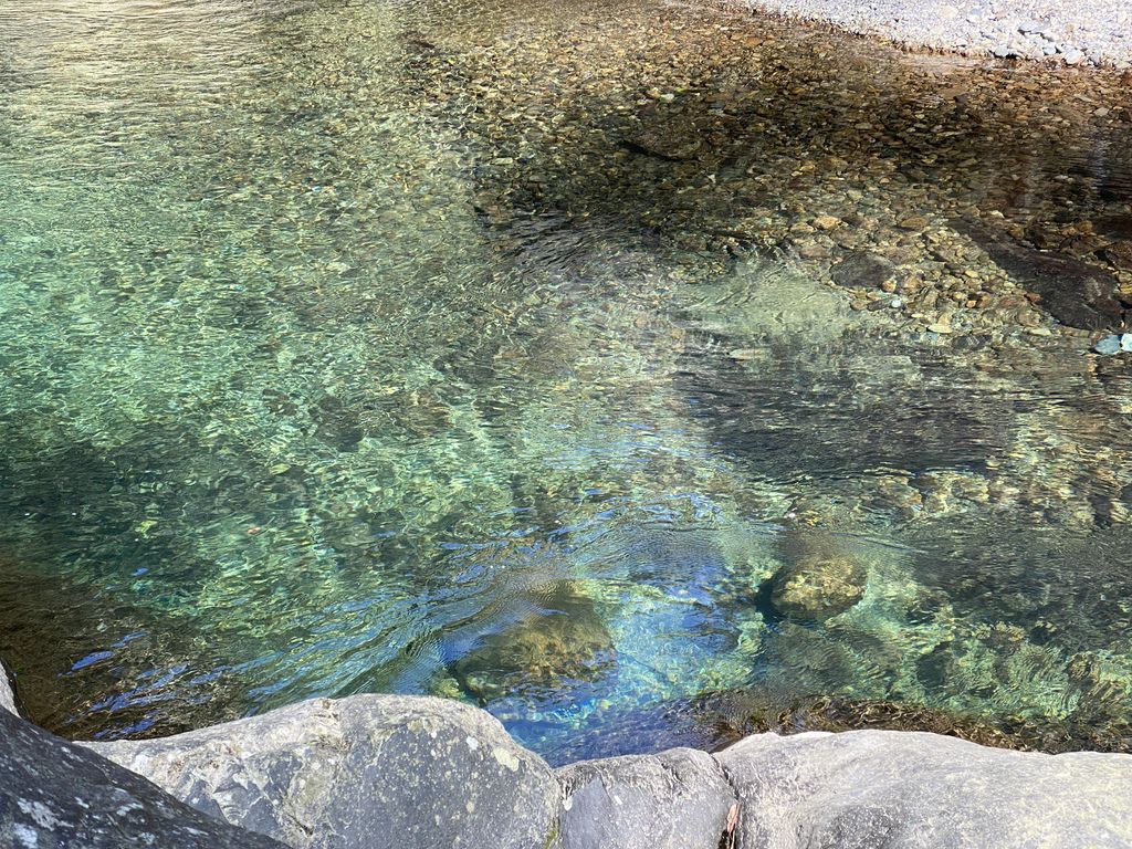 桃園景點-野溪溫泉的秘境,在夢幻七彩岩壁的四稜溫泉享受森林浴