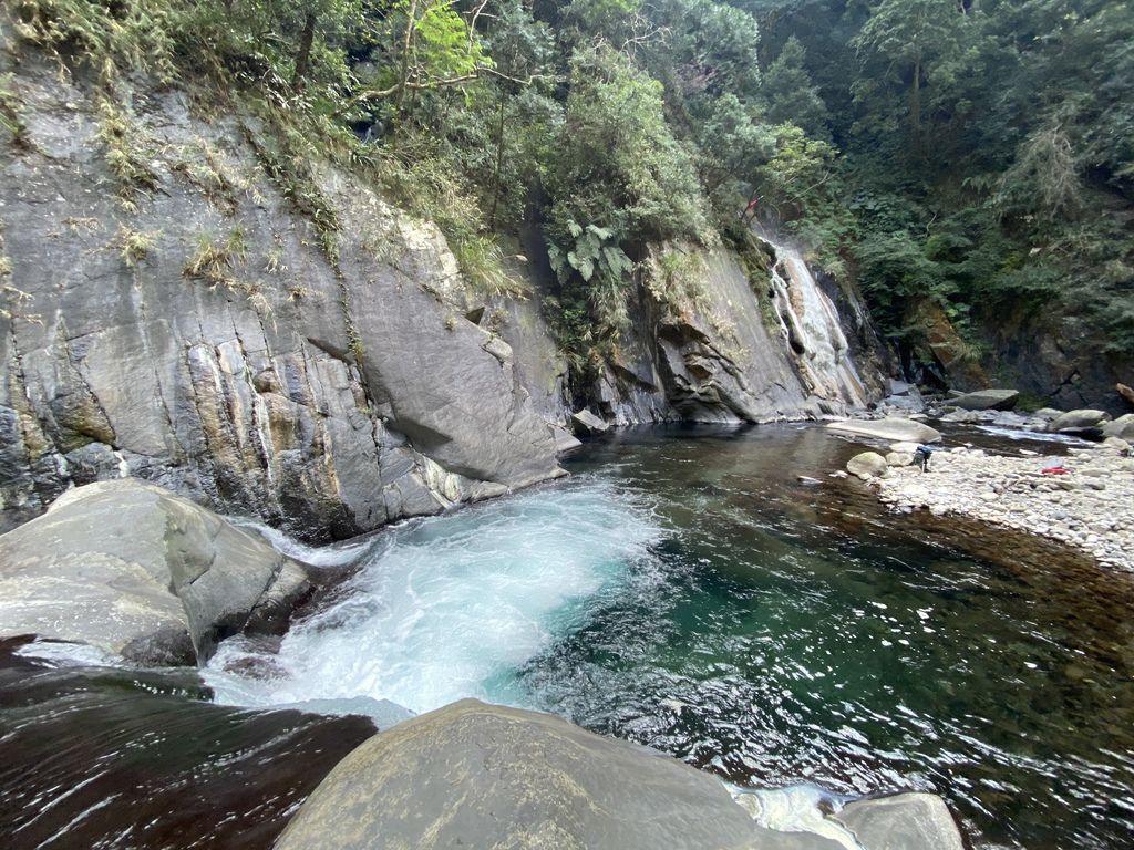 桃園景點-野溪溫泉的秘境,在夢幻七彩岩壁的四稜溫泉享受森林浴