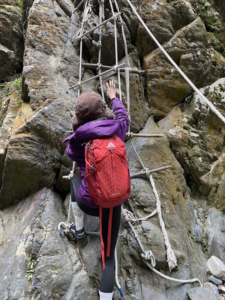 桃園景點-野溪溫泉的秘境,在夢幻七彩岩壁的四稜溫泉享受森林浴