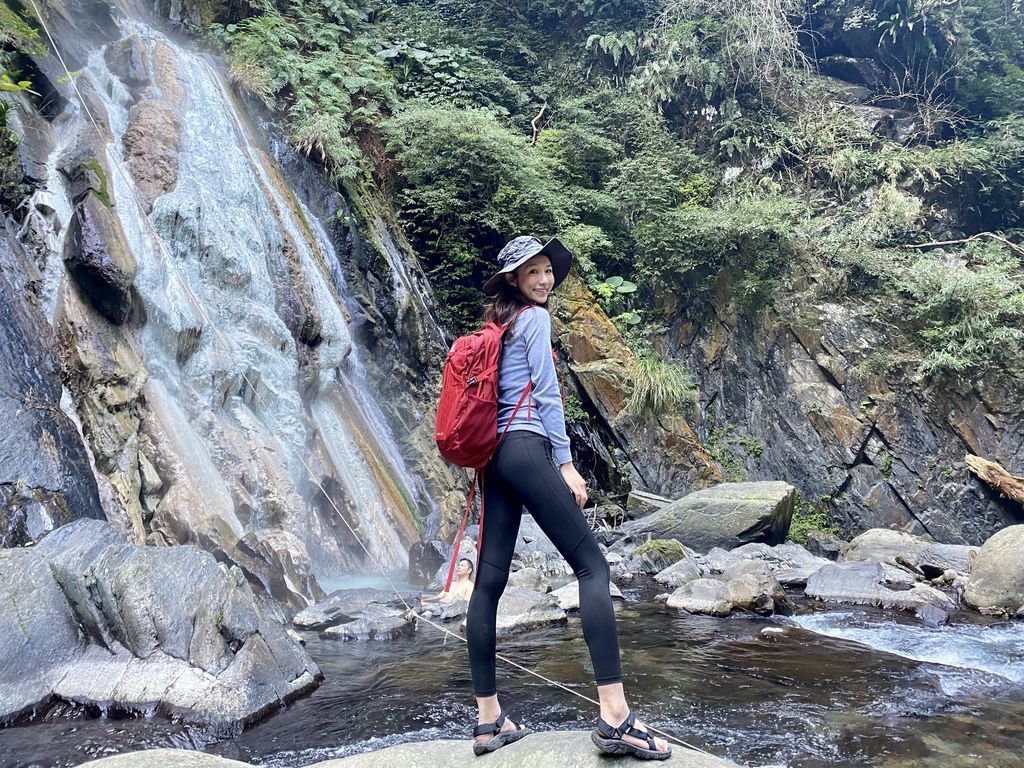 桃園景點-野溪溫泉的秘境,在夢幻七彩岩壁的四稜溫泉享受森林浴