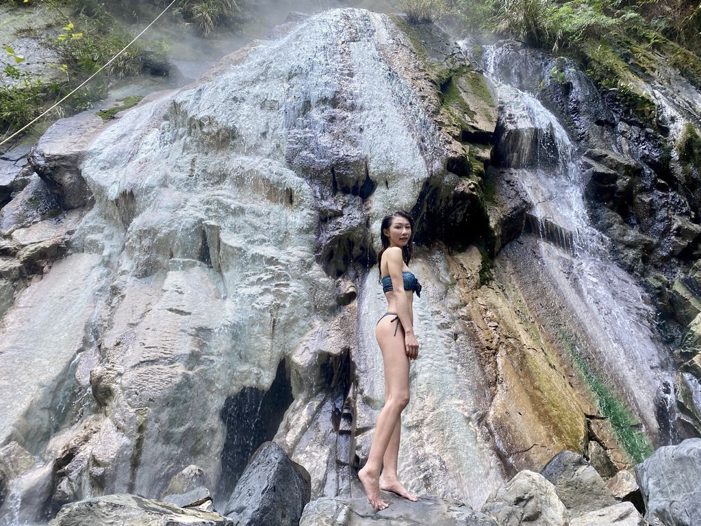 桃園景點-野溪溫泉的秘境,在夢幻七彩岩壁的四稜溫泉享受森林浴