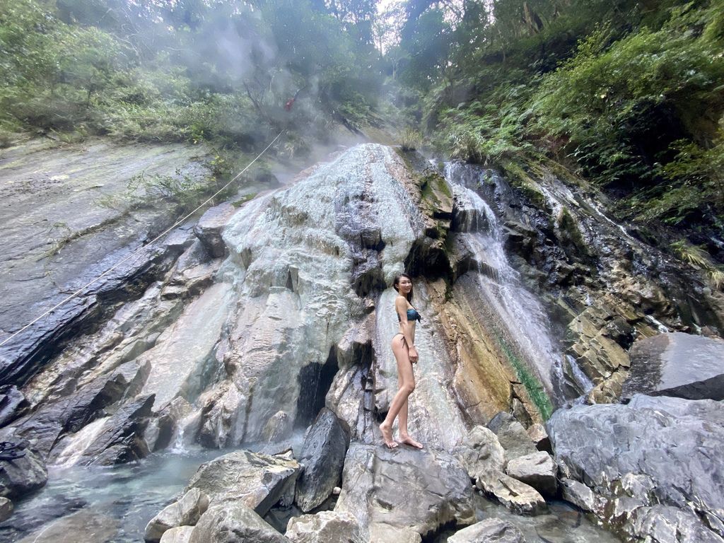 桃園景點-野溪溫泉的秘境,在夢幻七彩岩壁的四稜溫泉享受森林浴