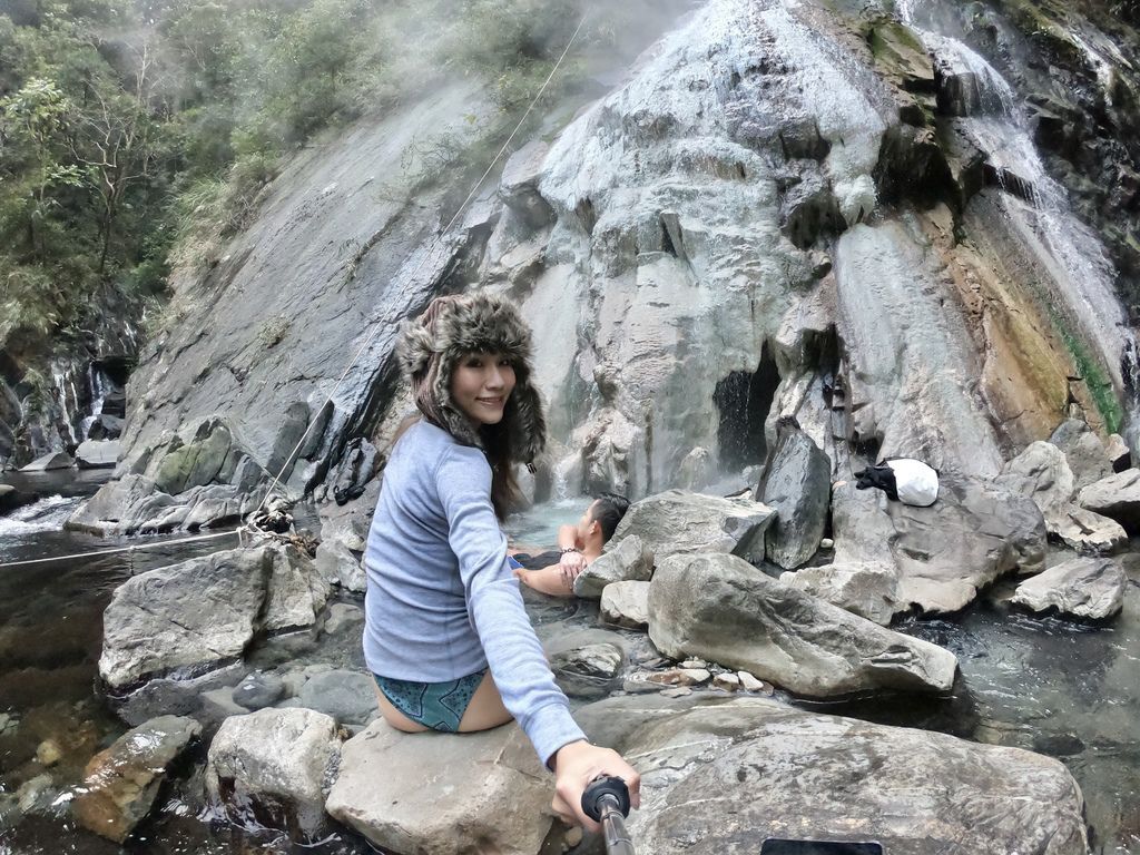 桃園景點-野溪溫泉的秘境，在夢幻七彩岩壁的四稜溫泉享受森林浴