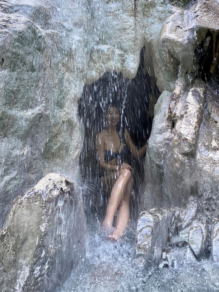 桃園景點-野溪溫泉的秘境,在夢幻七彩岩壁的四稜溫泉享受森林浴