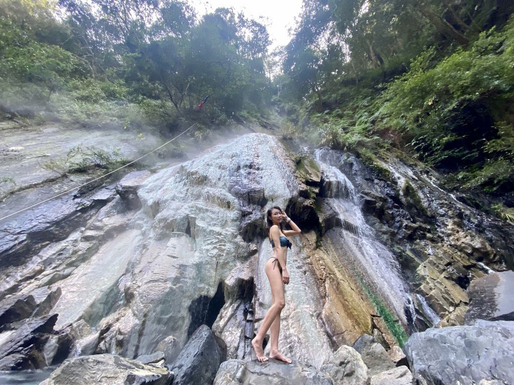 桃園景點-野溪溫泉的秘境,在夢幻七彩岩壁的四稜溫泉享受森林浴