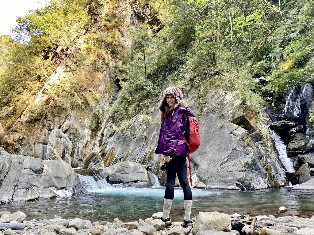 桃園景點-野溪溫泉的秘境，在夢幻七彩岩壁的四稜溫泉享受森林浴