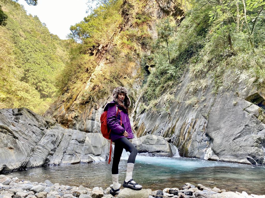 桃園景點-野溪溫泉的秘境,在夢幻七彩岩壁的四稜溫泉享受森林浴