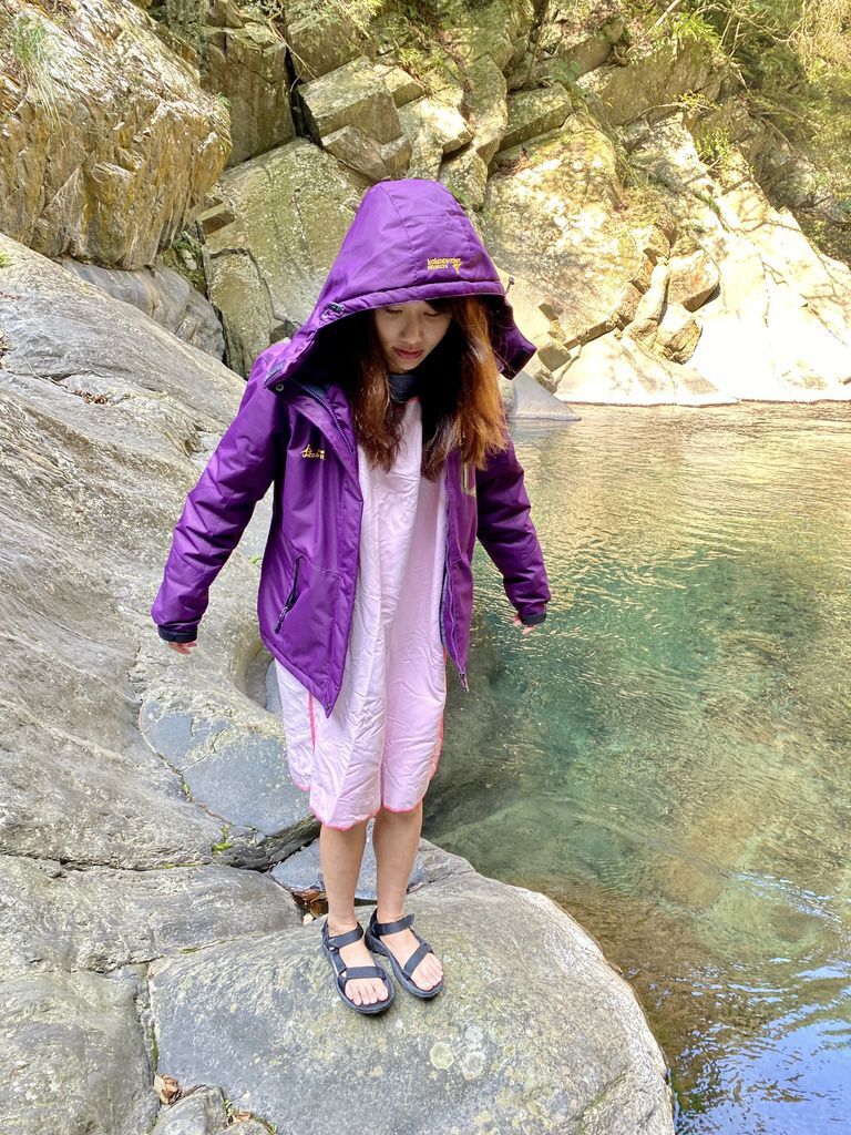 桃園景點-野溪溫泉的秘境,在夢幻七彩岩壁的四稜溫泉享受森林浴