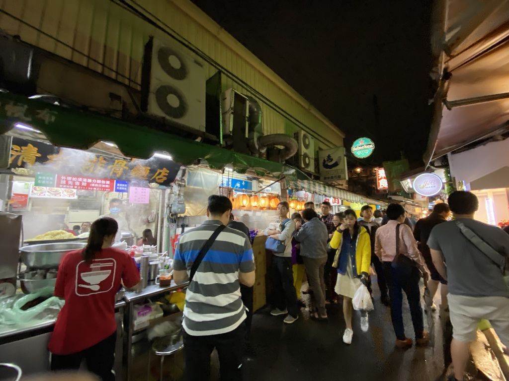 必吃的台中美食？台中豐原廟東夜市的廟東菱角酥跟金樹鳳梨冰