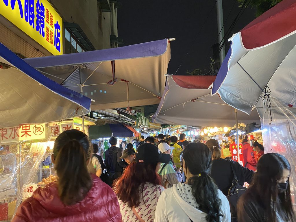 必吃的台中美食？台中豐原廟東夜市的廟東菱角酥跟金樹鳳梨冰