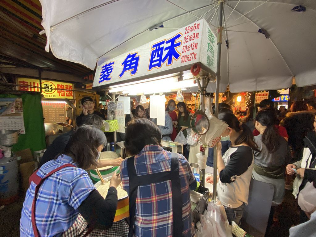 必吃的台中美食？台中豐原廟東夜市的廟東菱角酥跟金樹鳳梨冰