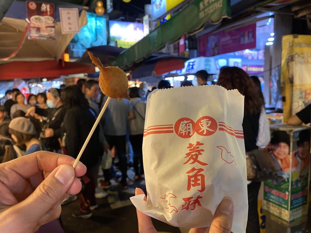 必吃的台中美食？台中豐原廟東夜市的廟東菱角酥跟金樹鳳梨冰