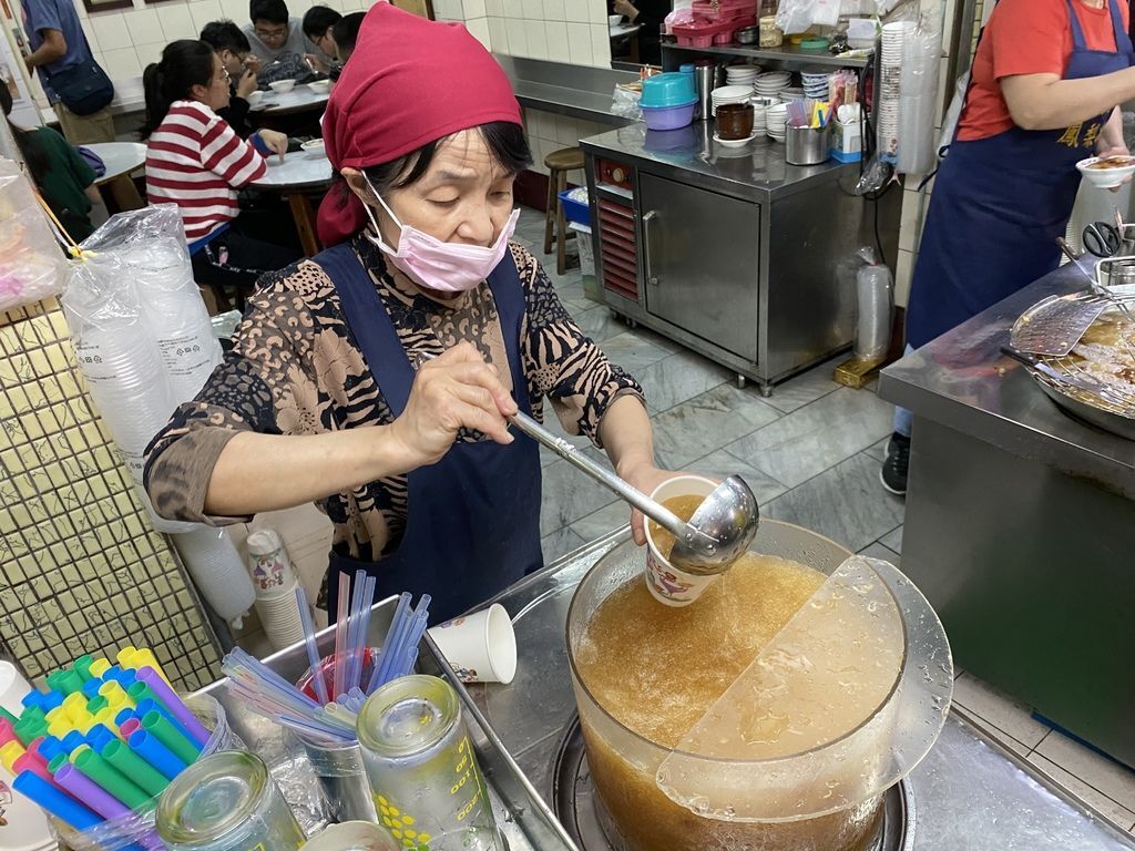 必吃的台中美食？台中豐原廟東夜市的廟東菱角酥跟金樹鳳梨冰