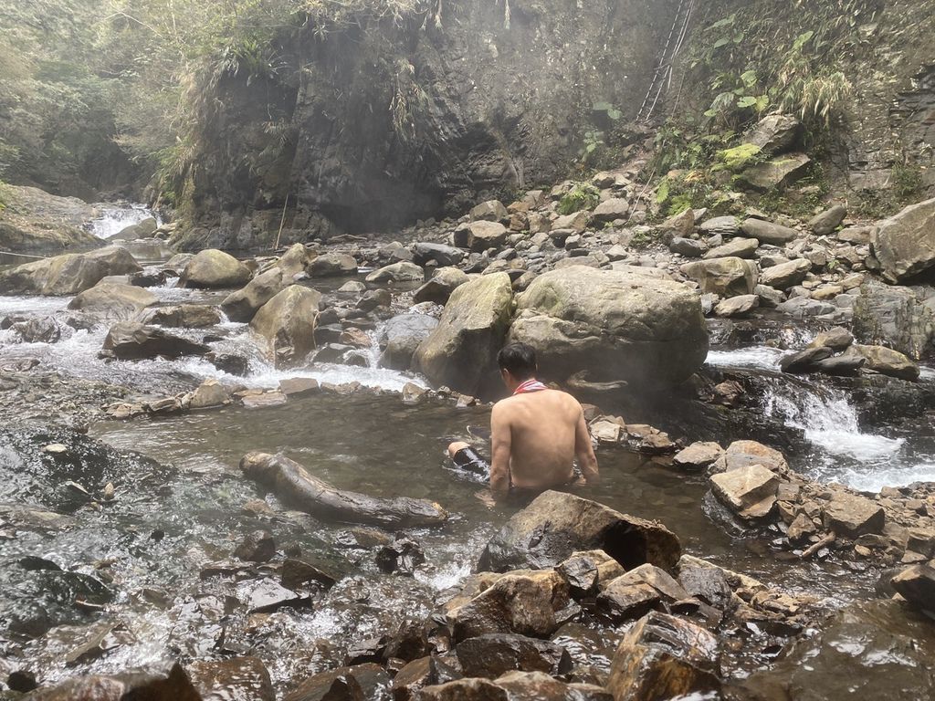 桃園野溪溫泉-在嘎拉賀溫泉泡湯,享受大自然的SPA溫泉瀑布