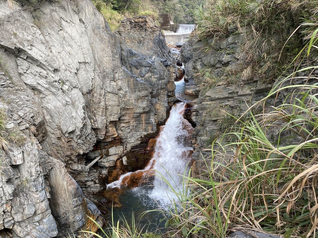 隱藏版的南投野溪溫泉，一起到充滿鐵質的精英2號溫泉泡湯