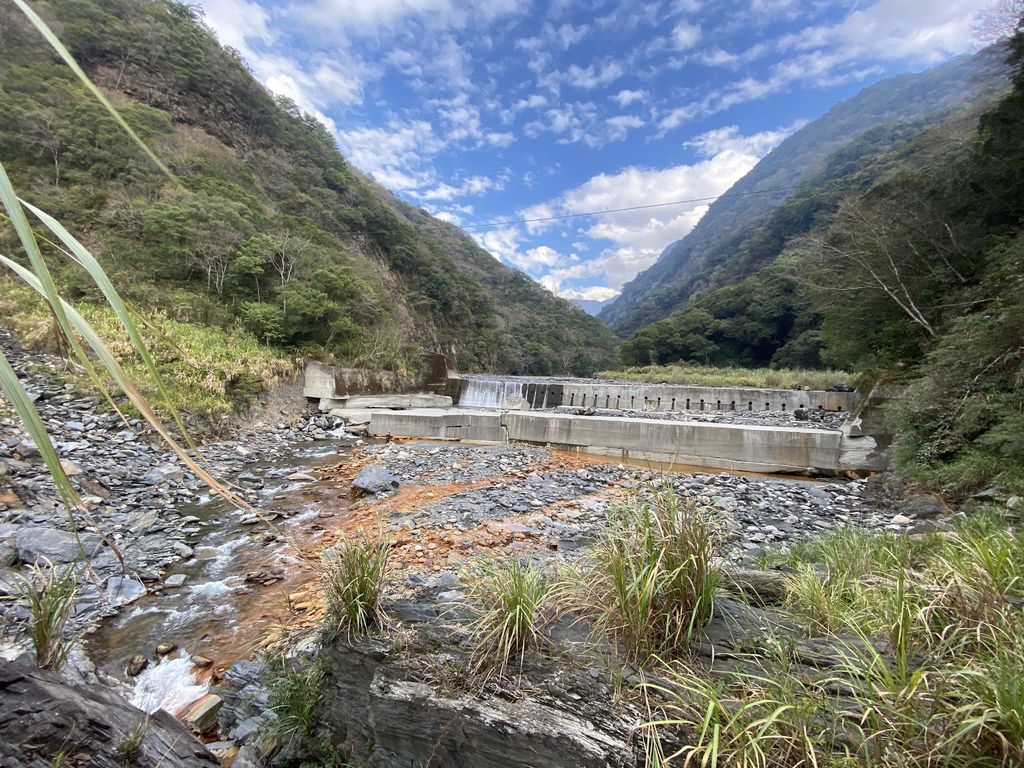 隱藏版的南投野溪溫泉，一起到充滿鐵質的精英2號溫泉泡湯