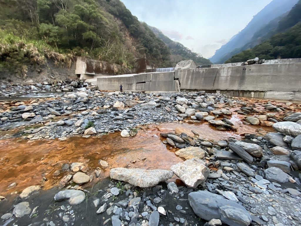 隱藏版的南投野溪溫泉，一起到充滿鐵質的精英2號溫泉泡湯