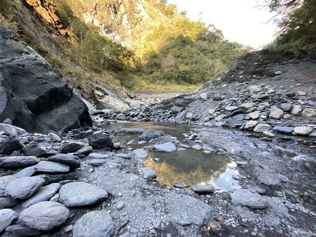 隱藏於山林中的雲海溫泉，隱密又有挑戰性的南投野溪溫泉