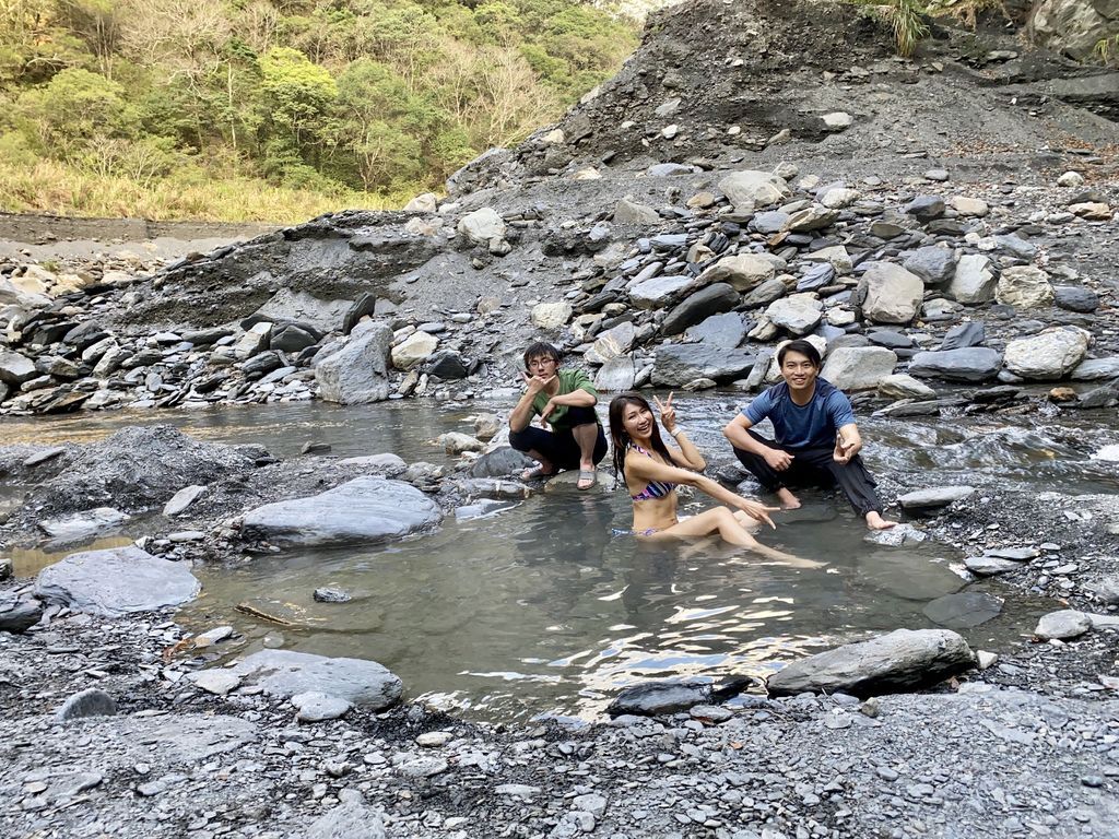 隱藏於山林中的雲海溫泉，隱密又有挑戰性的南投野溪溫泉