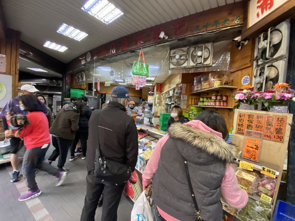 桃園中壢美食-丁小羽帶你去24小時營業的三角店客家菜包