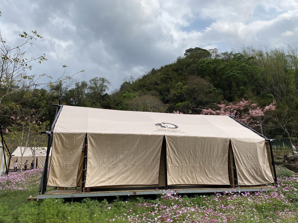 高雄六龜景點-寶來溫泉花賞公園,一起到遠山望月風呂露營區泡湯賞花