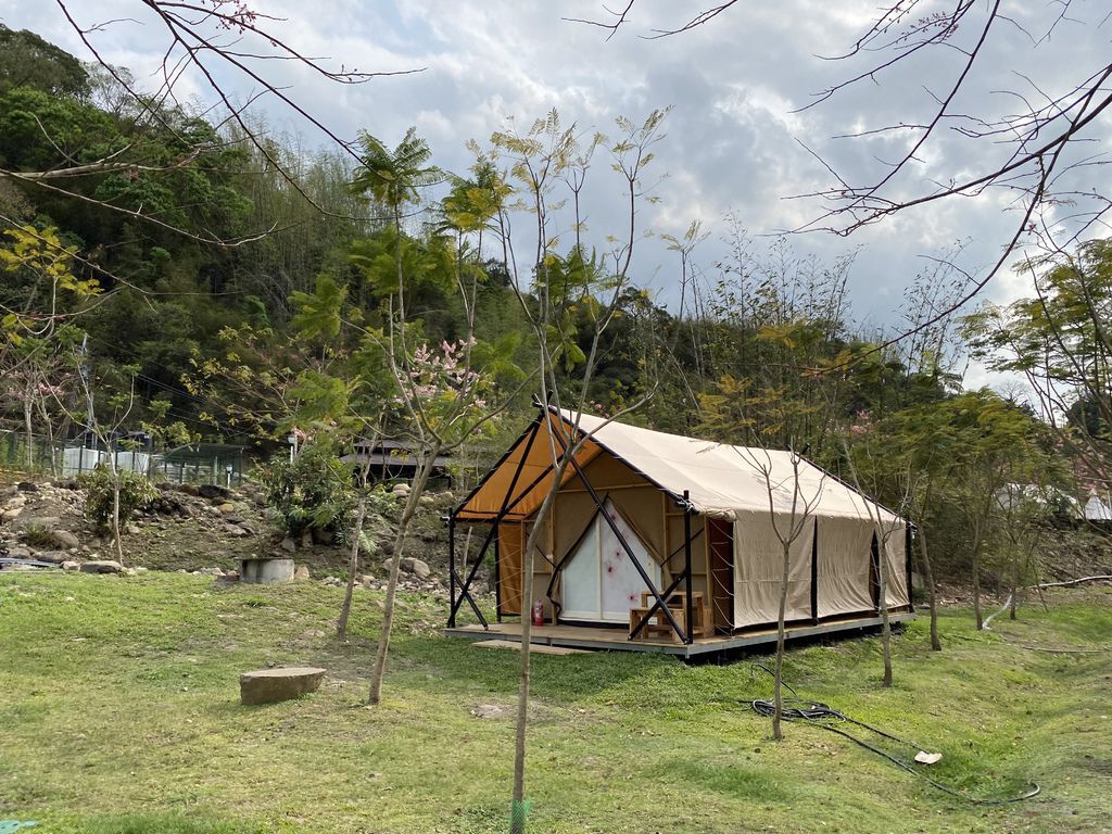 高雄六龜景點-寶來溫泉花賞公園,一起到遠山望月風呂露營區泡湯賞花