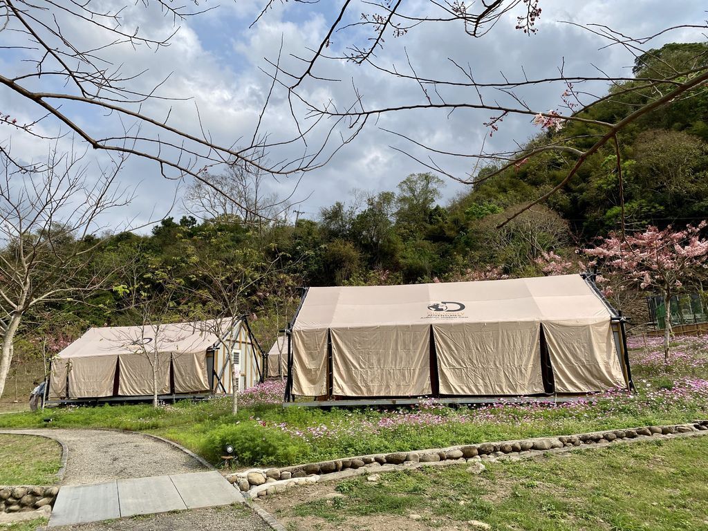 高雄六龜景點-寶來溫泉花賞公園,一起到遠山望月風呂露營區泡湯賞花